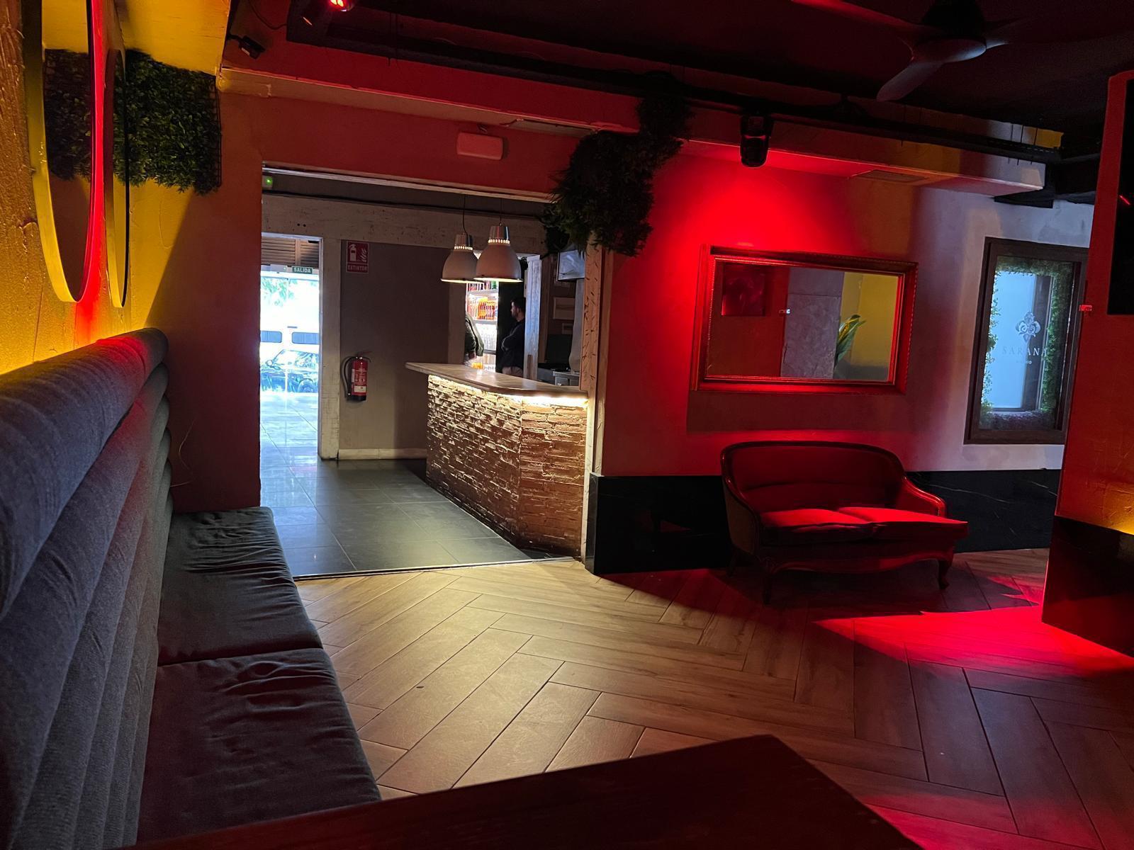 Sala chill con iluminación roja