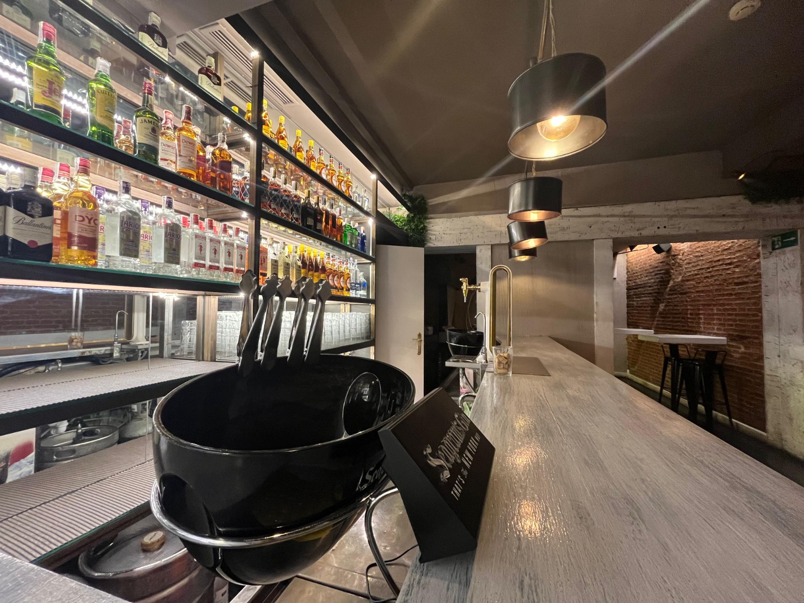 Barra premium con botellas iluminadas