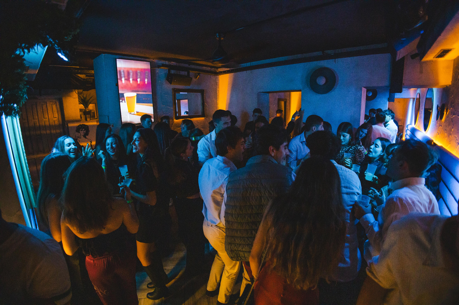 Fiesta privada con ambiente nocturno e iluminación de colores